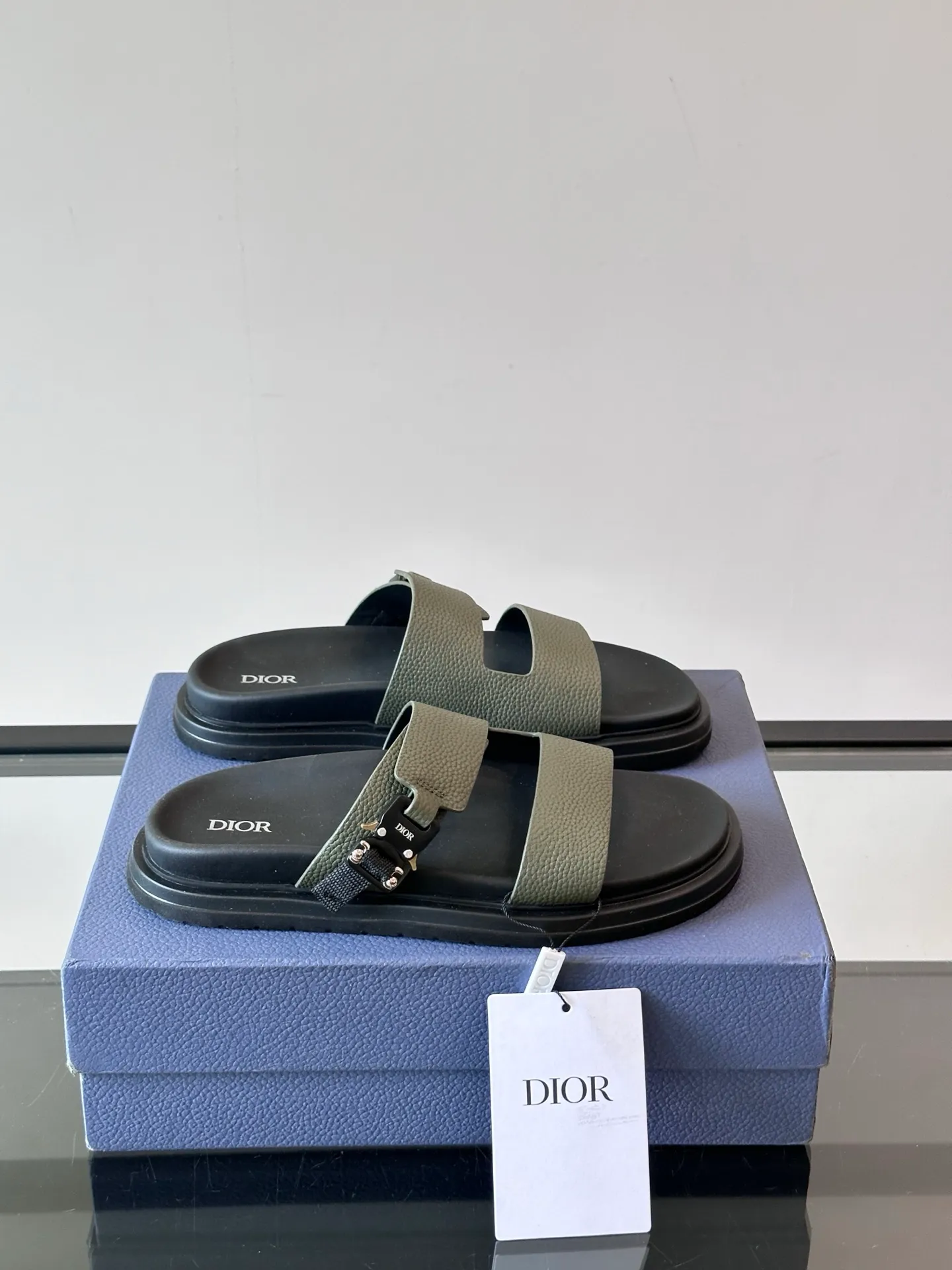 Factory price: 300💰Dior Aqua men's sandals and slippers. Showcasing Dior haute couture design. The Dior gray suede strap is accented with an aluminum Dior buckle for added style. Paired with a comfortable tonal notch sole, they pair easily with shorts or jeans for a sophisticated look. Main body: suede cow leather, technical fabric lining: cow leather, with adjustable straps, aluminum Dior buckle, Dior gray EVA insole, tonal notch rubber outsole splicing structure👌👌 size: 38-44 (45.46 customized)